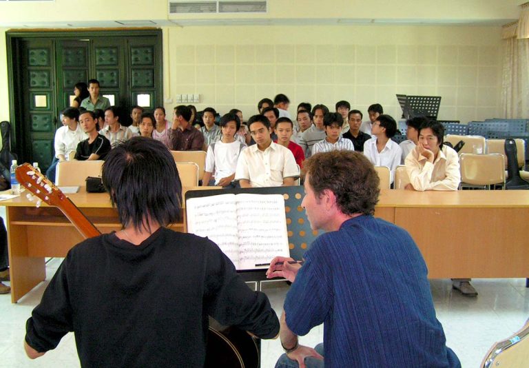 Curso guitarra en el Conservatorio de Música de Vietnam, Hanoi 2005.