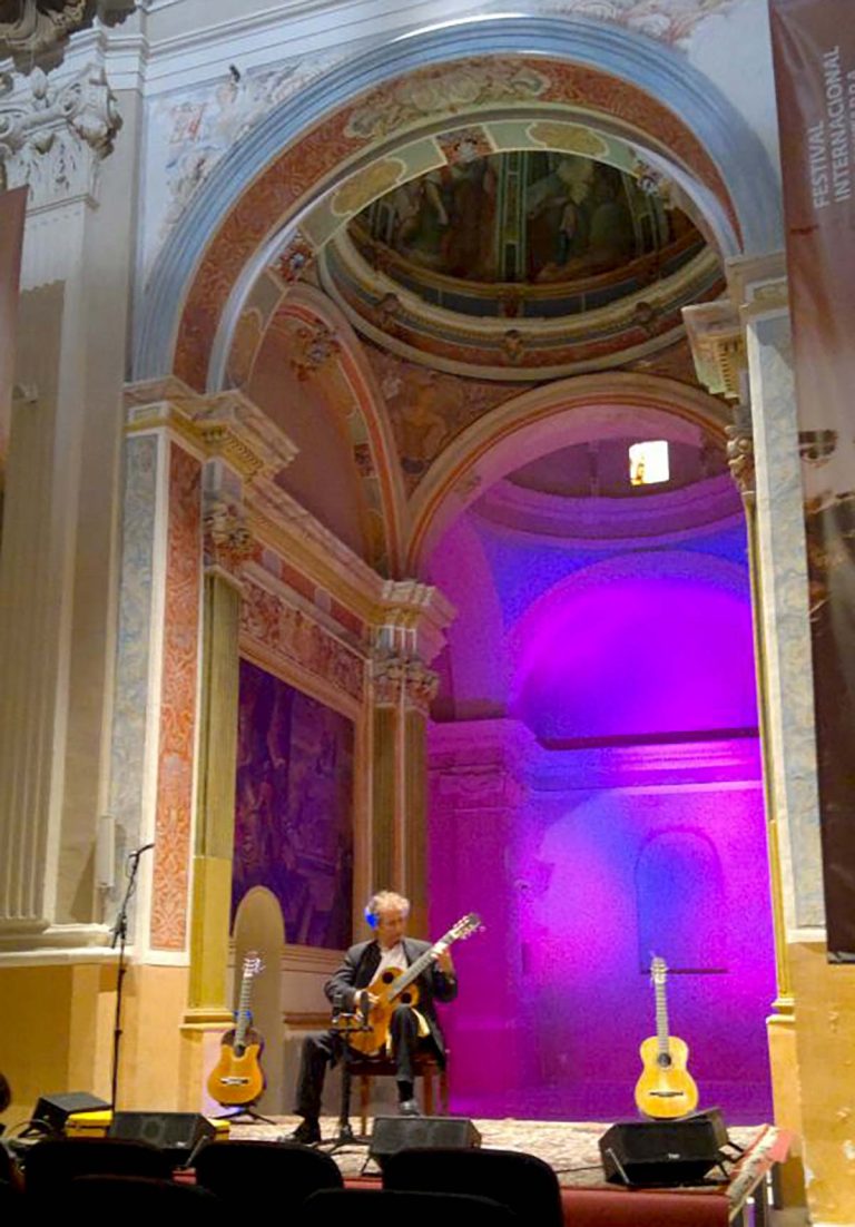 Concierto en el Festival Internacional de Guitarra Gil-Orozco de Requena Concierto en el Festival Internacional de Guitarra Gil-Orozco de Requena. Iglesia de Santa María, 1 de julio de 2012
